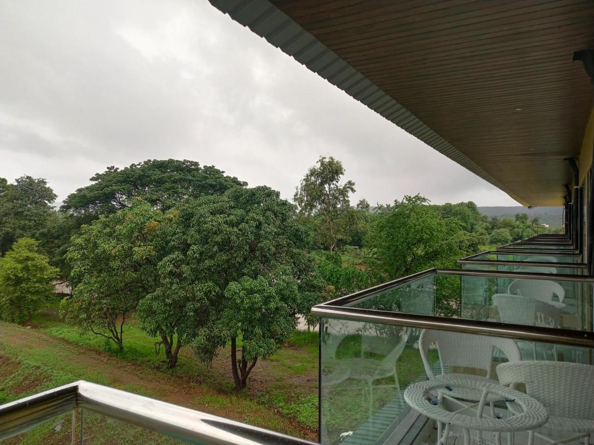 Paramount Riverfront Resort & Spa, Karjat Extérieur photo